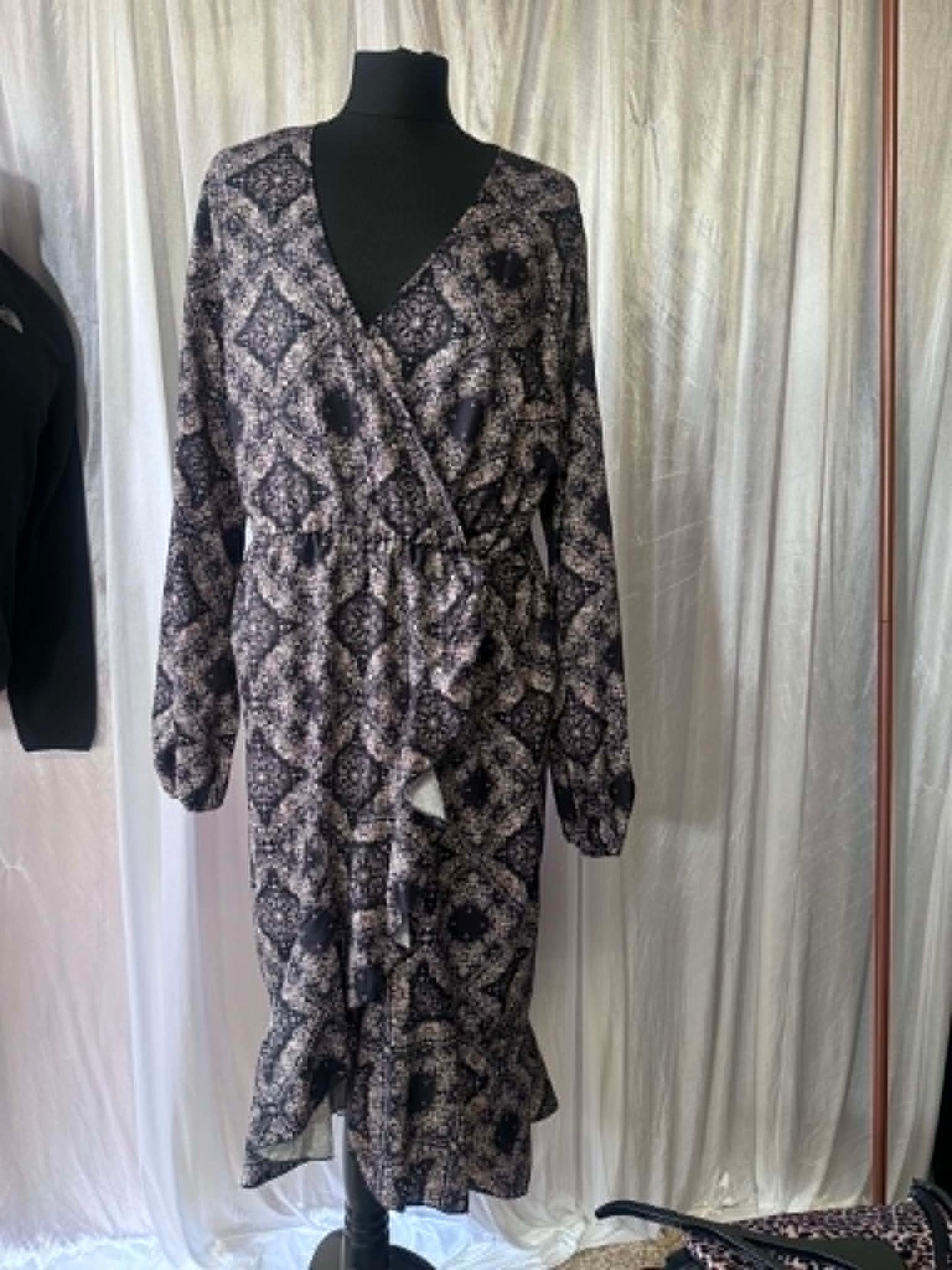 In The Style Size 18 Paisley Wrap Midi Dress